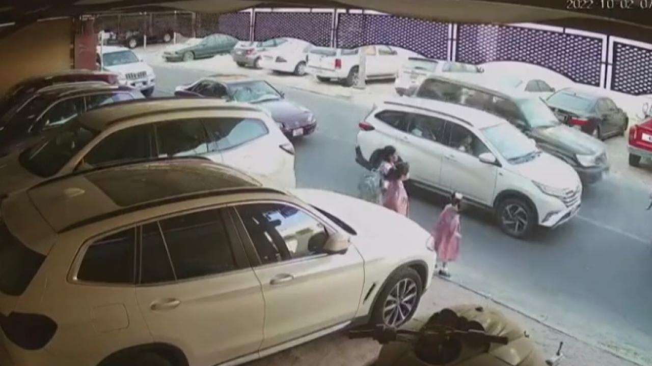 بالفيديو.. نجاة طفلة من حادث دهس محقق