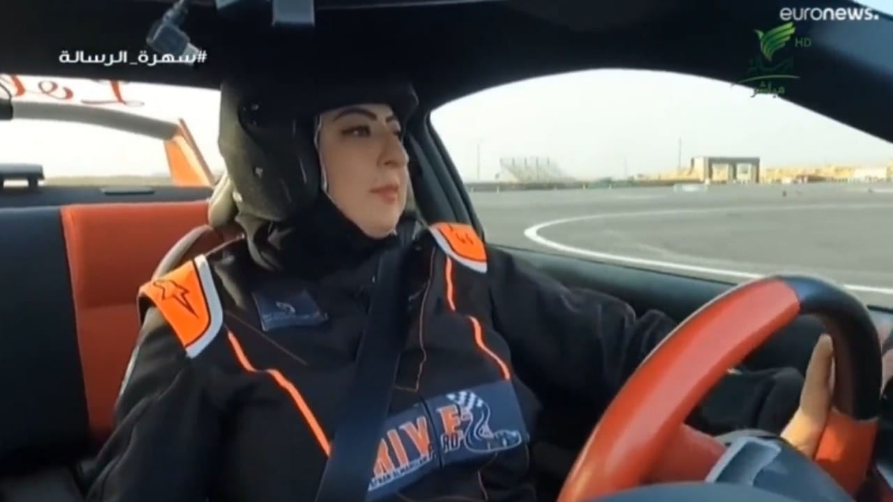 بالفيديو.. أفنان المرغلاني تروي رحلة نجاحها في بطولات السباق بالسيارات