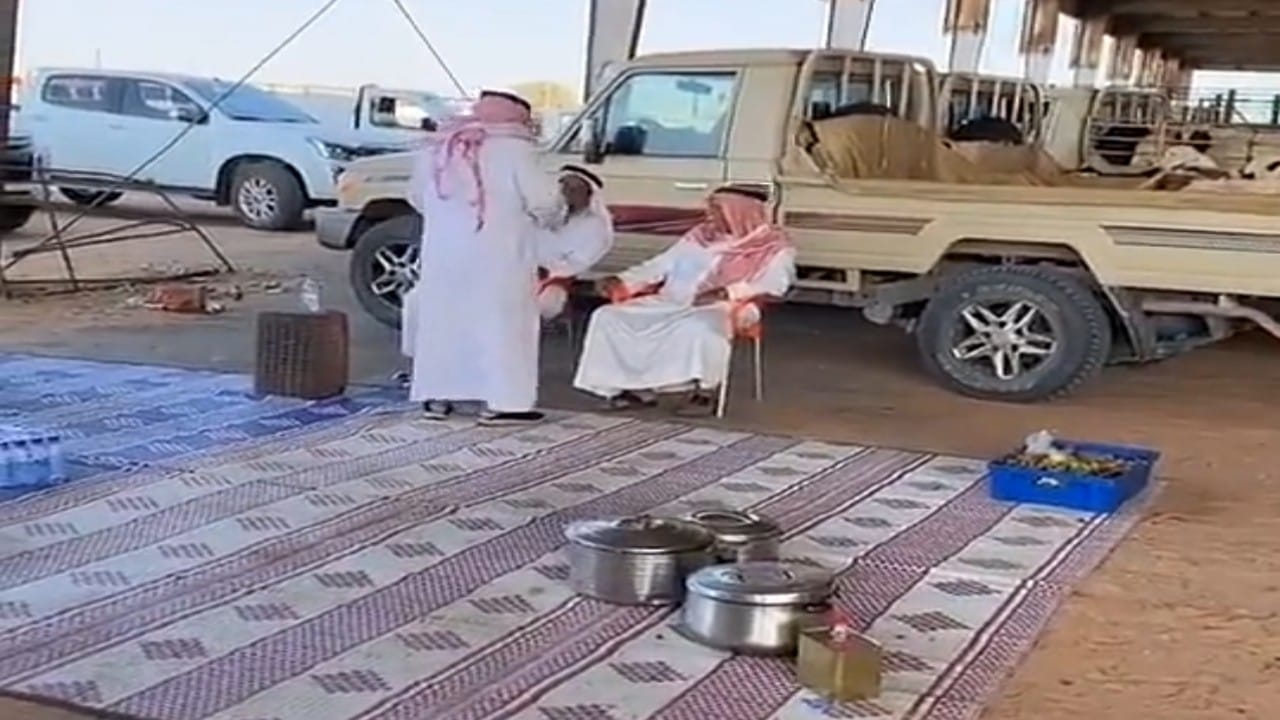 بالفيديو.. مواطن يقدم إفطارا لزائري سوق الأغنام بتبوك منذ 35 عاما