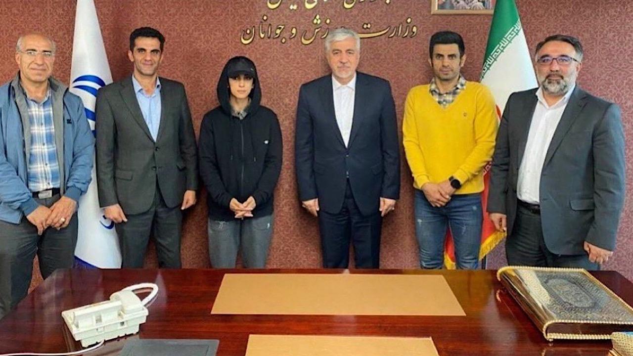 متسلقة إيرانية تتحدى “نظام  الملالي” بالقبعة والهوديي أمام وزير الرياضة