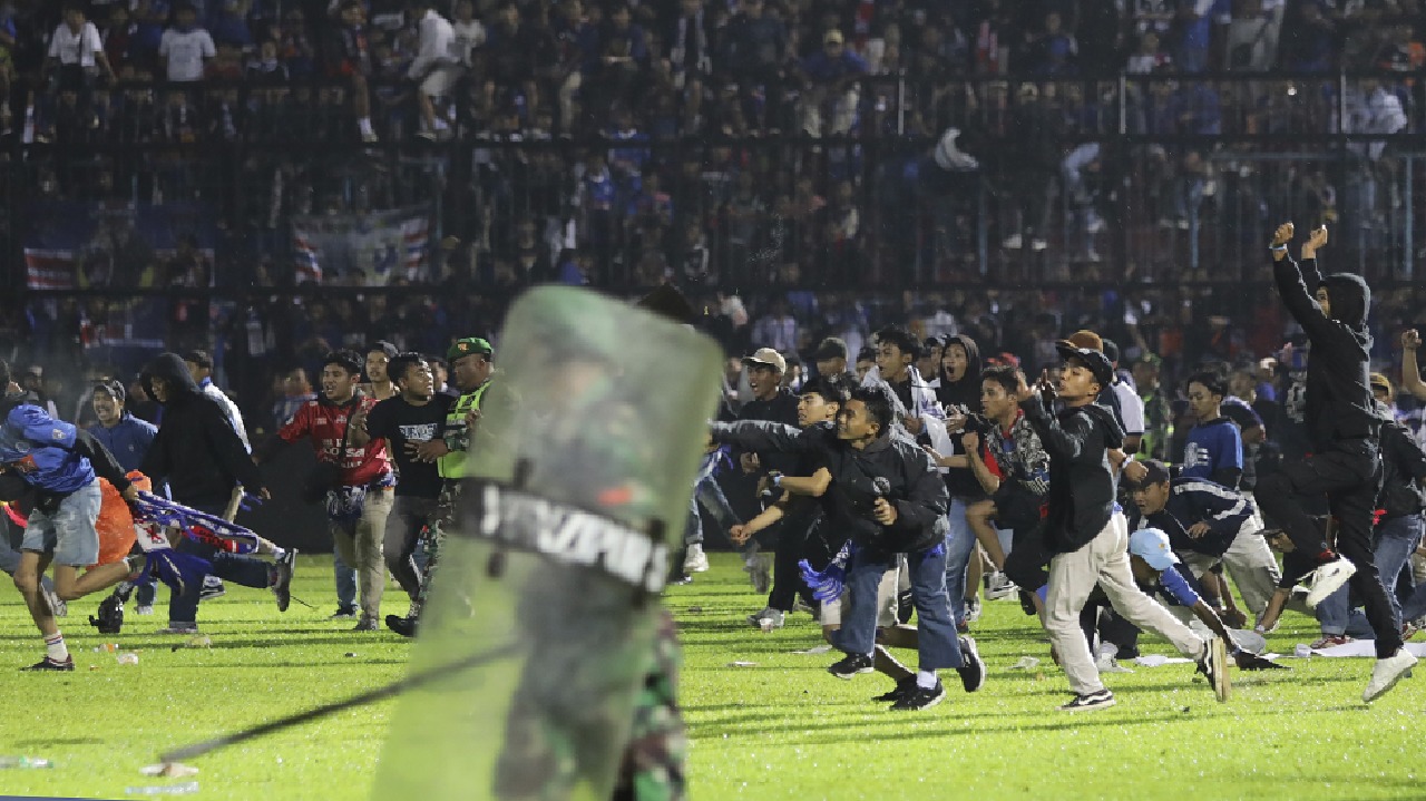 رئيس إندونيسيا يأمر بصرف تعويضات لأسر ضحايا التدافع في ملعب مالانغ