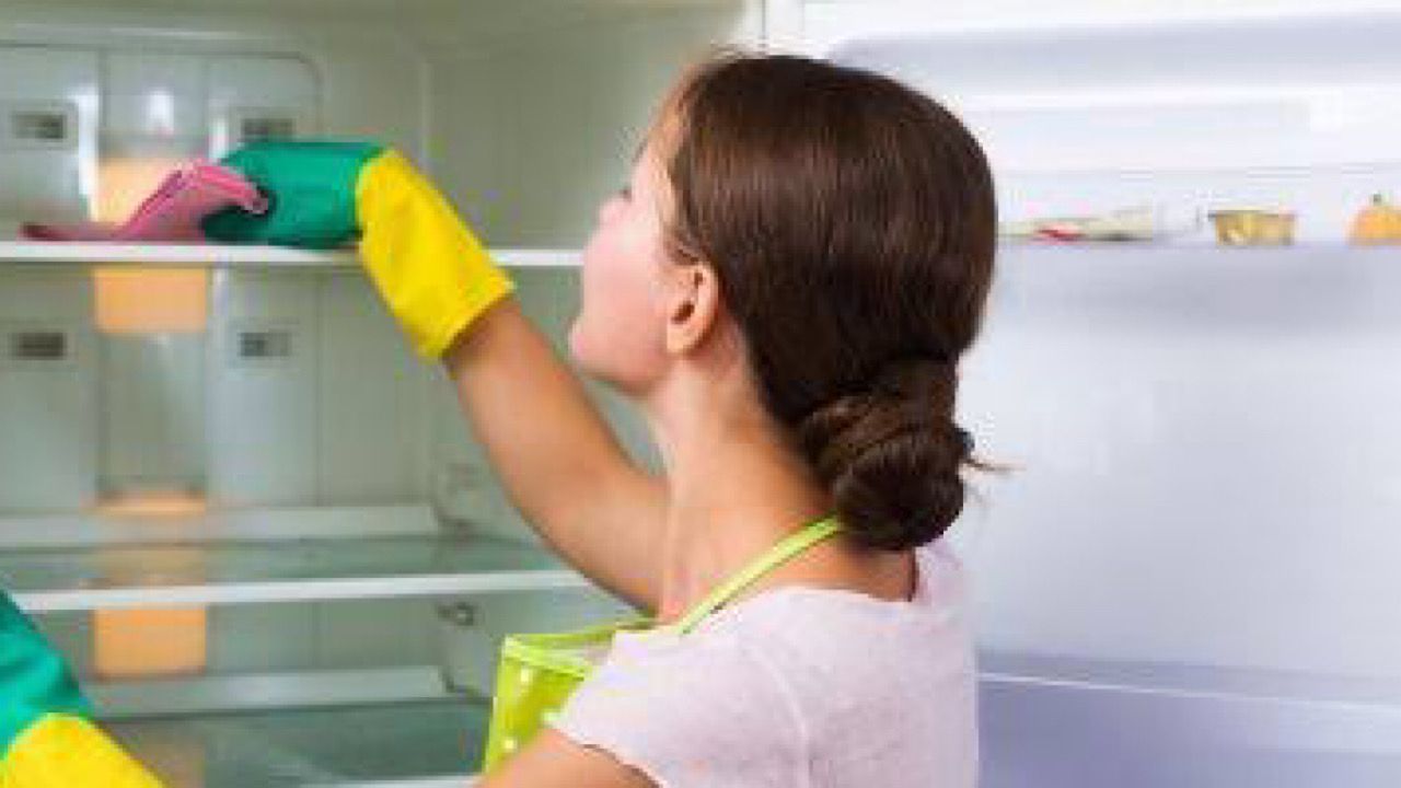 طرق مدهشة وسهلة لتنظيف الثلاجة تجعلها تدوم سنوات أطول
