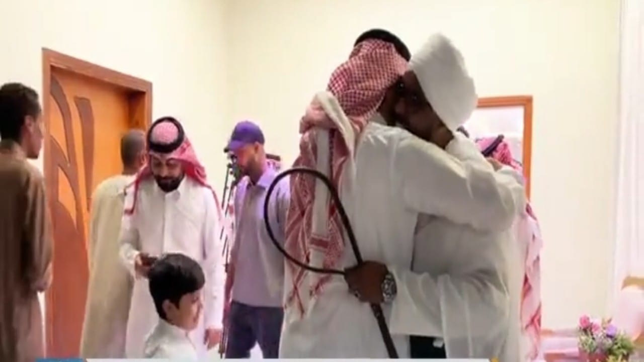 بالفيديو.. مواطن يتكفل بزفاف مكفوله السوداني في الجوف