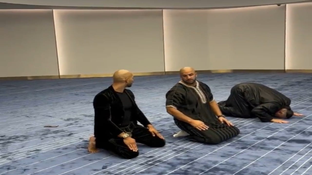 بالفيديو.. ملاكم كيك بوسكينغ معروف يعتنق الاسلام