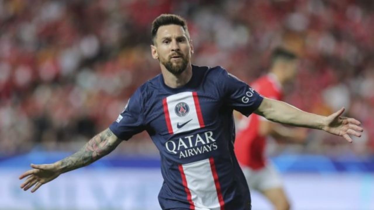 برشلونة يقيم تمثال تاريخي لميسي