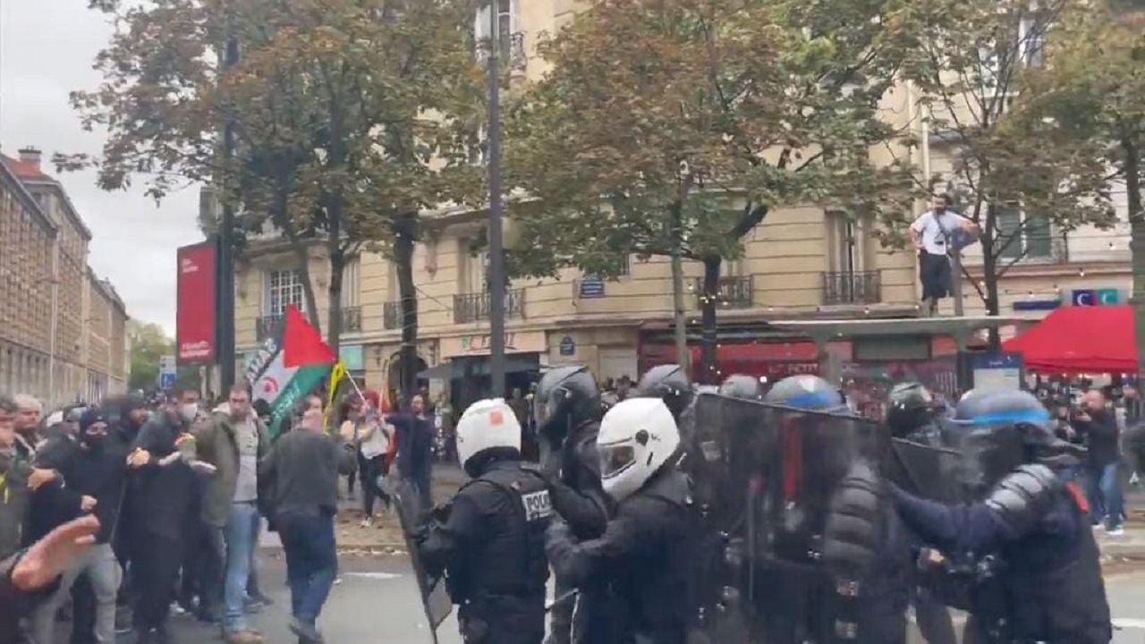 بالفيديو.. فشل الاعتداء النفسي من قبل الشرطة الفرنسية ضد المتظاهرين