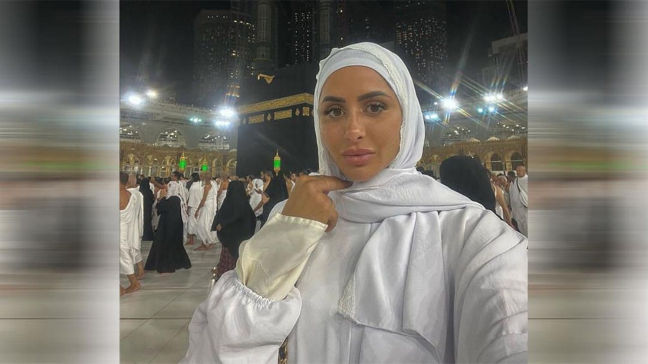 بالفيديو.. عارضة أزياء فرنسية تعتنق الإسلام وتزور مكة