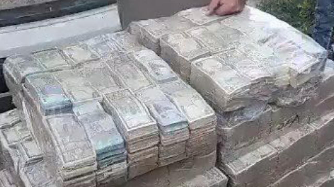 بالفيديو.. رجل يشتري أرض بقيمة 20 ألف دولار مصطحبًا نقود سورية بنفس المبلغ