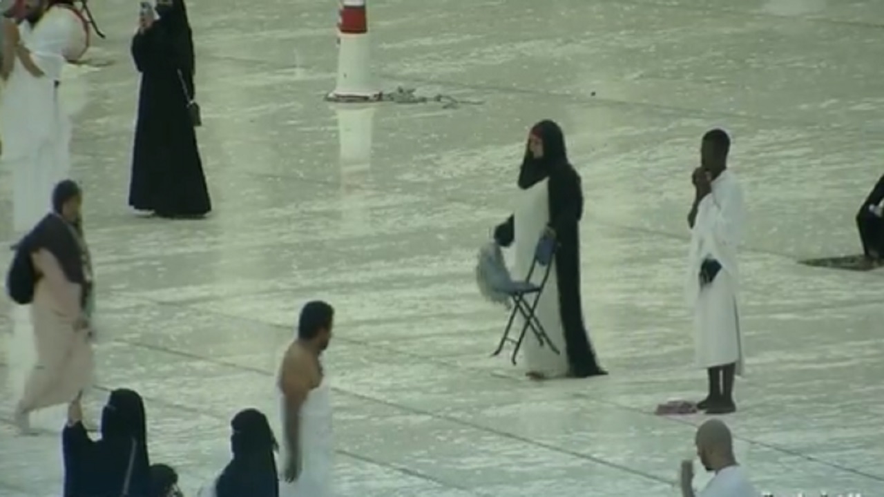 بالفيديو .. معتمرون يواصلون الدعاء تحت الأمطار الغزيرة في الحرم المكي