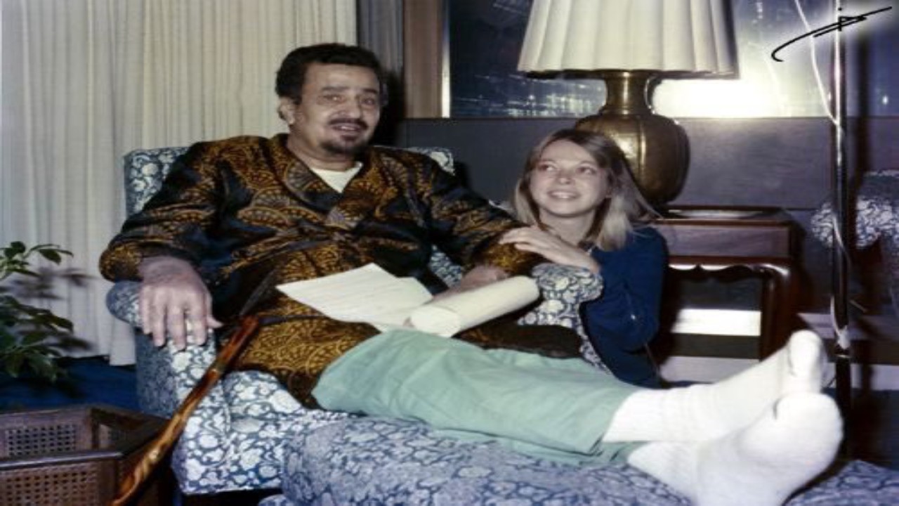 صورة نادرة للملك خالد بن عبدالعزيز وبجانبه طفلة أجنبية أثناء علاجه