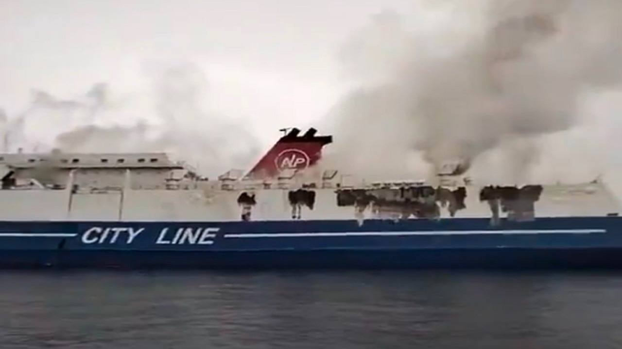 بالفيديو .. اشتعال حريق في سفينة سياحية تركية قابلة سواحل إندونيسيا