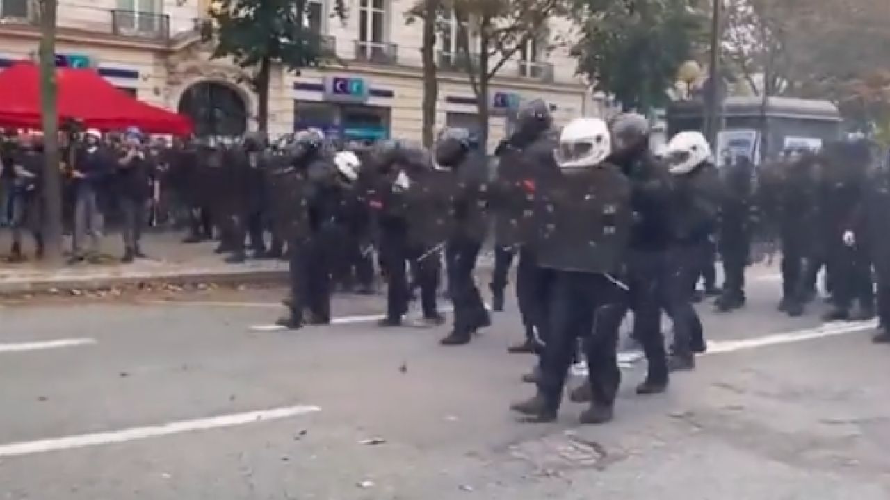 بالفيديو.. قوات مكافحة الشغب في فرنسا تتراجع أمام المتظاهرين خوفًا منهم