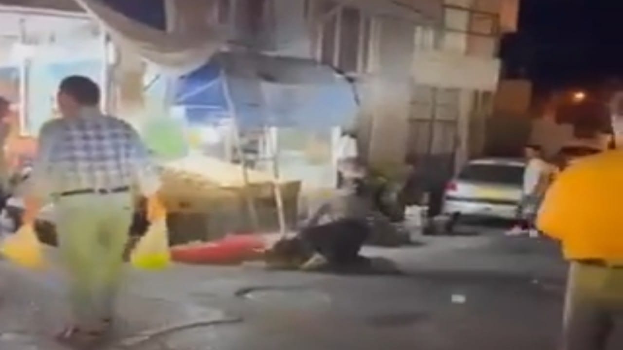 بالفيديو.. شاب إيراني يهاجم &#8220;معمم&#8221; ويضربه بشدة