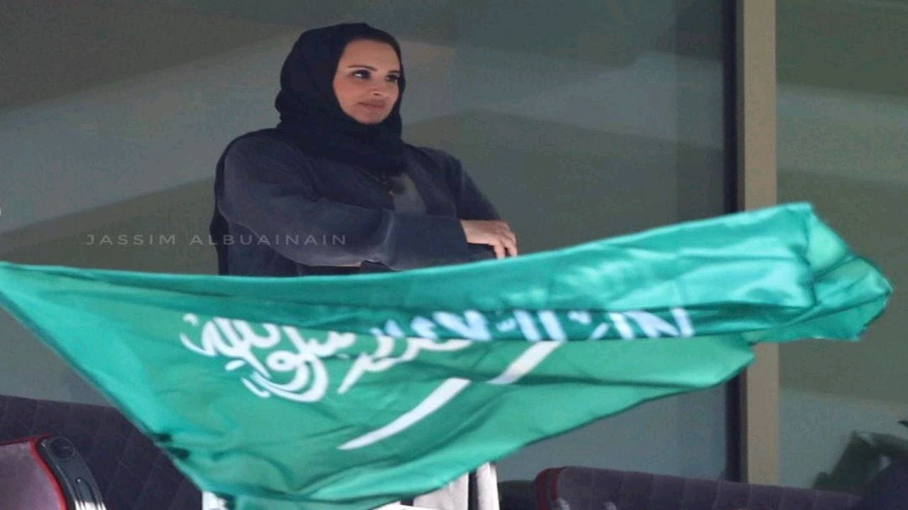 زوجة أمير قطر تؤازر الأخضر من المنصة