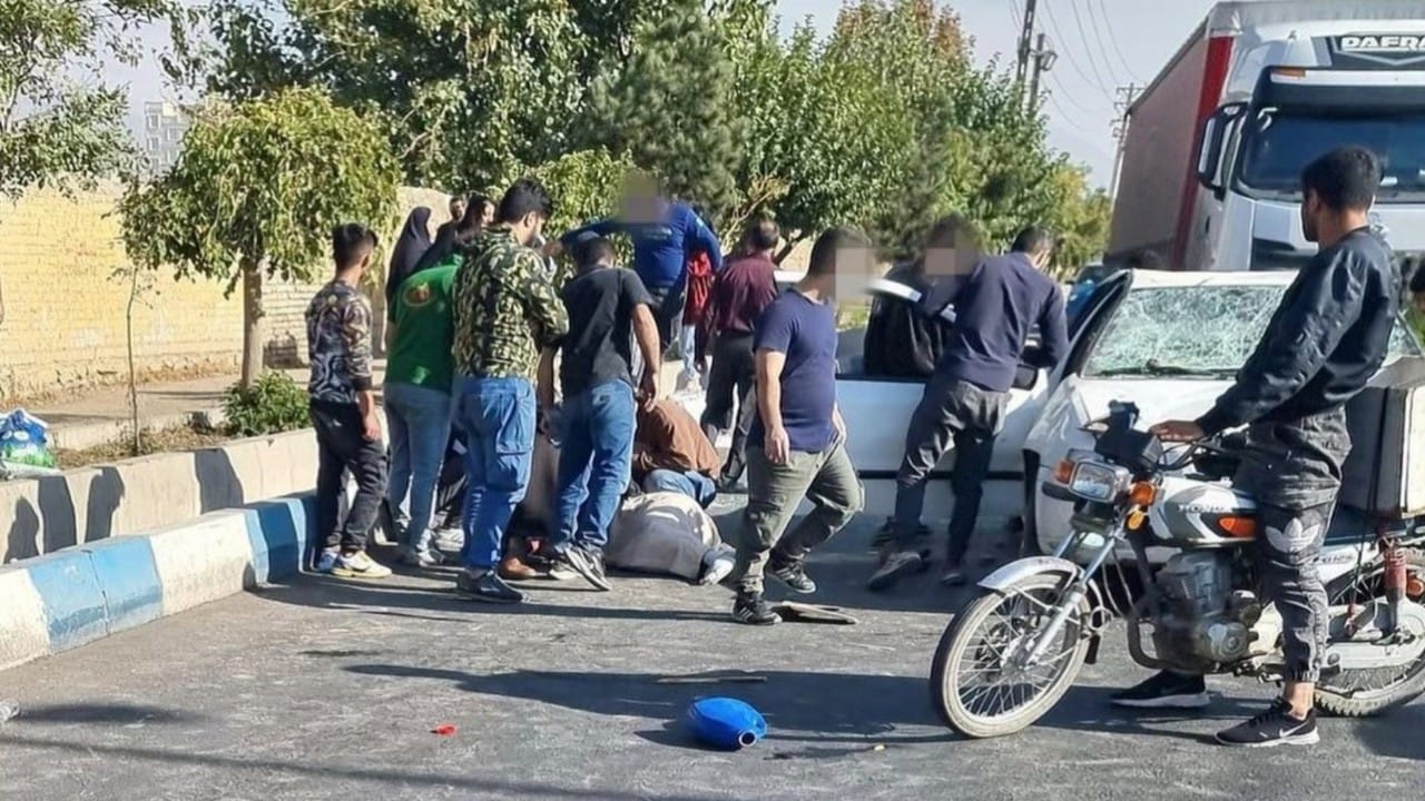 بالصور.. مقتل اثنين من قوات الباسيج على يد المتظاهرين بإيران