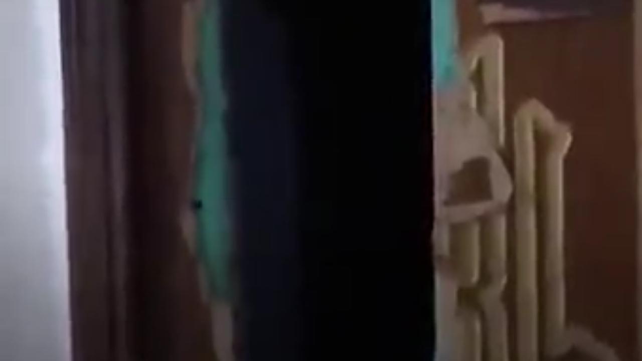بالفيديو.. فتاة محبوسة داخل شقتها تطلب الطعام من المارة والشرطة تكشف السبب