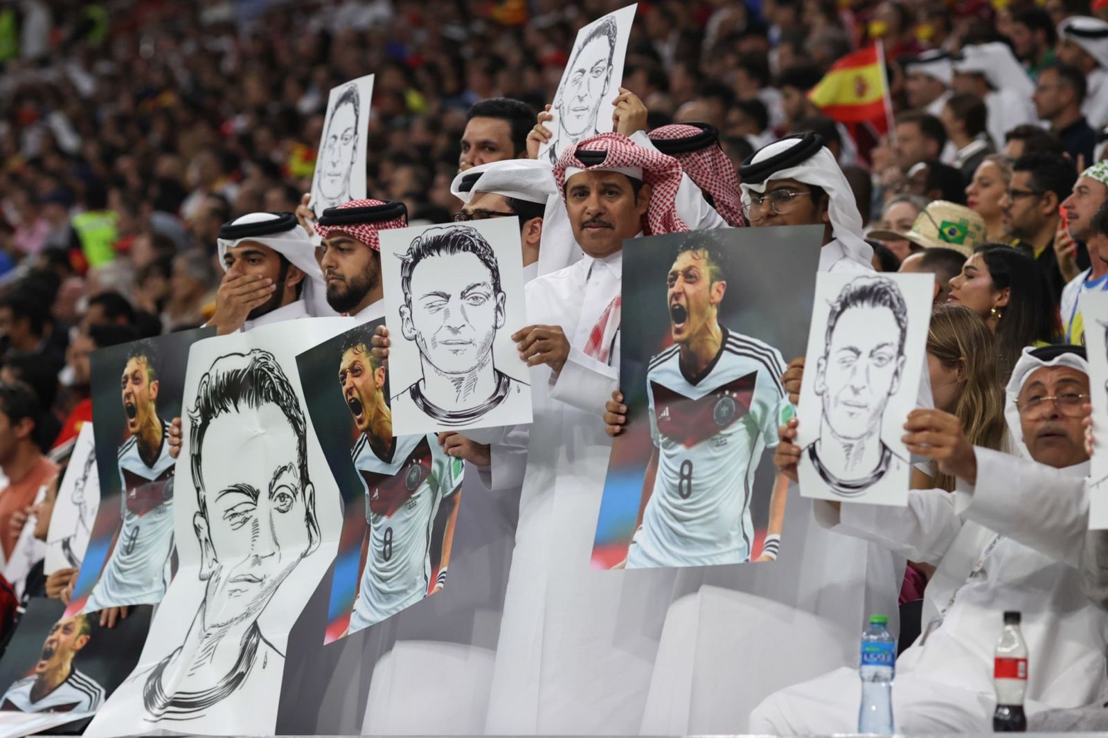بالفيديو.. مُشجع قطري يتجول بين مُشجعين ألمانيا ويأشر بنفس حركتهم “تكميم الأفواه”