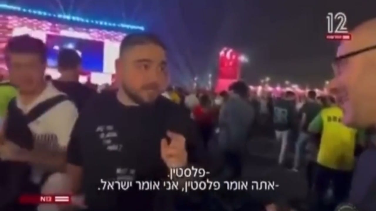 بالفيديو.. مشجع لبناني لمراسل قناة 12 العبرية: اسمها ⁧‫فلسطين‬⁩ مش إسرائيل