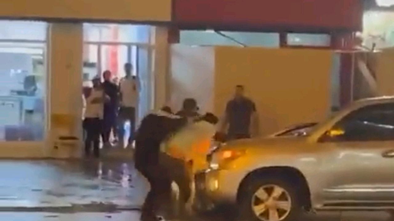 بالفيديو.. مشاجرة جماعية عنيفة في شارع عام بالكويت