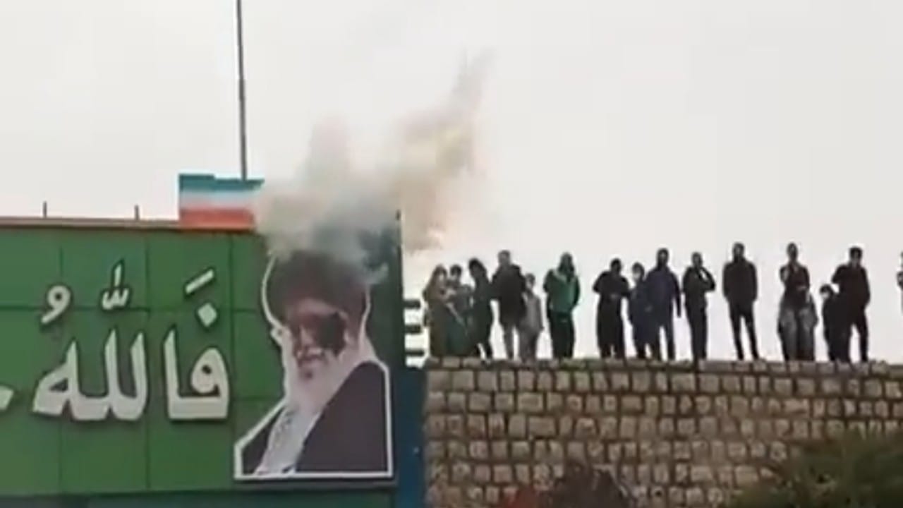 بالفيديو.. تفجير صورة &#8220;خامئني&#8221; بقنلة يدوية في أصفهان