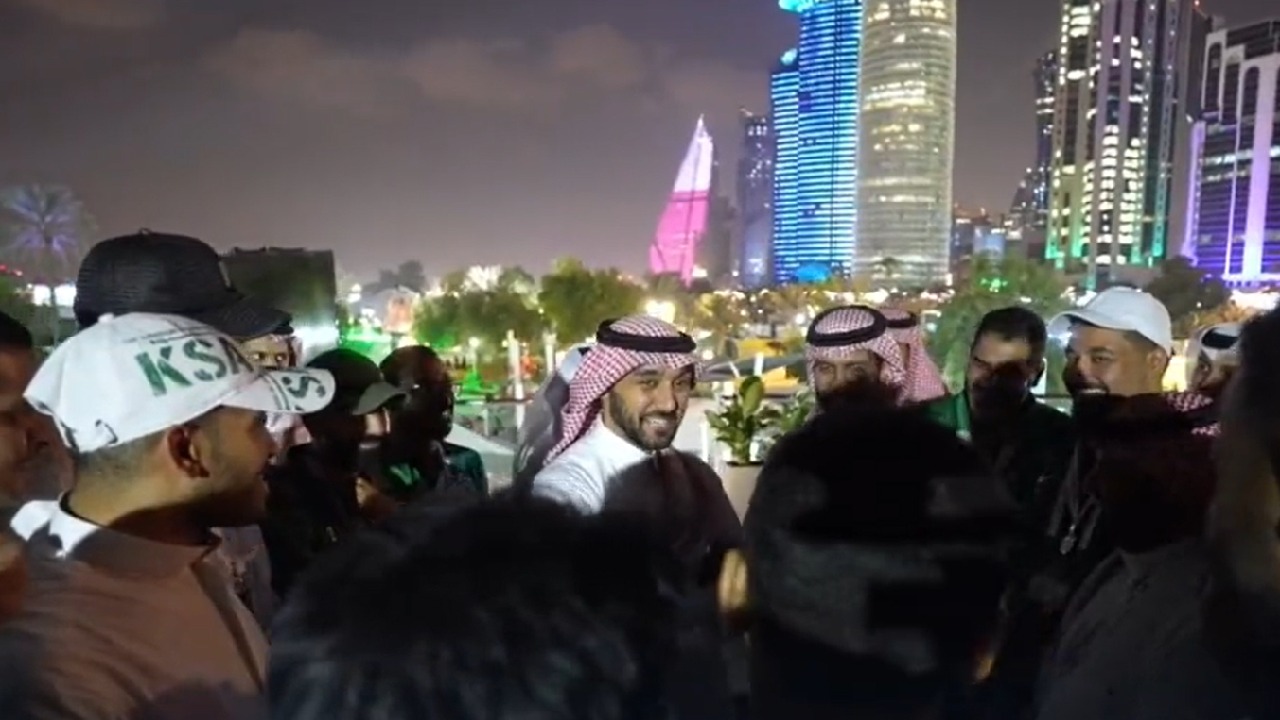 بالفيديو .. وزير الرياضة يتفاعل مع الجمهور السعودي في الدوحة