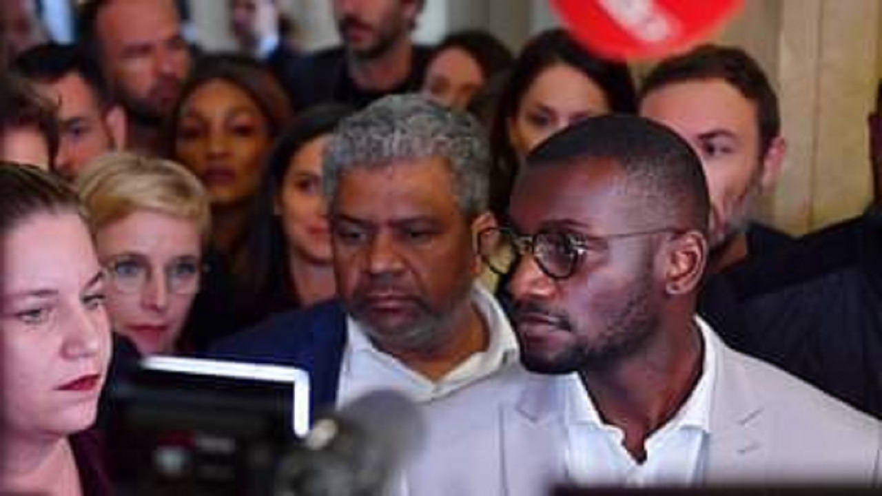 بالفيديو.. فوضى في البرلمان الفرنسي بعد إهانة عنصرية لنائب بشرته سمراء:”عود لأفريقيا”
