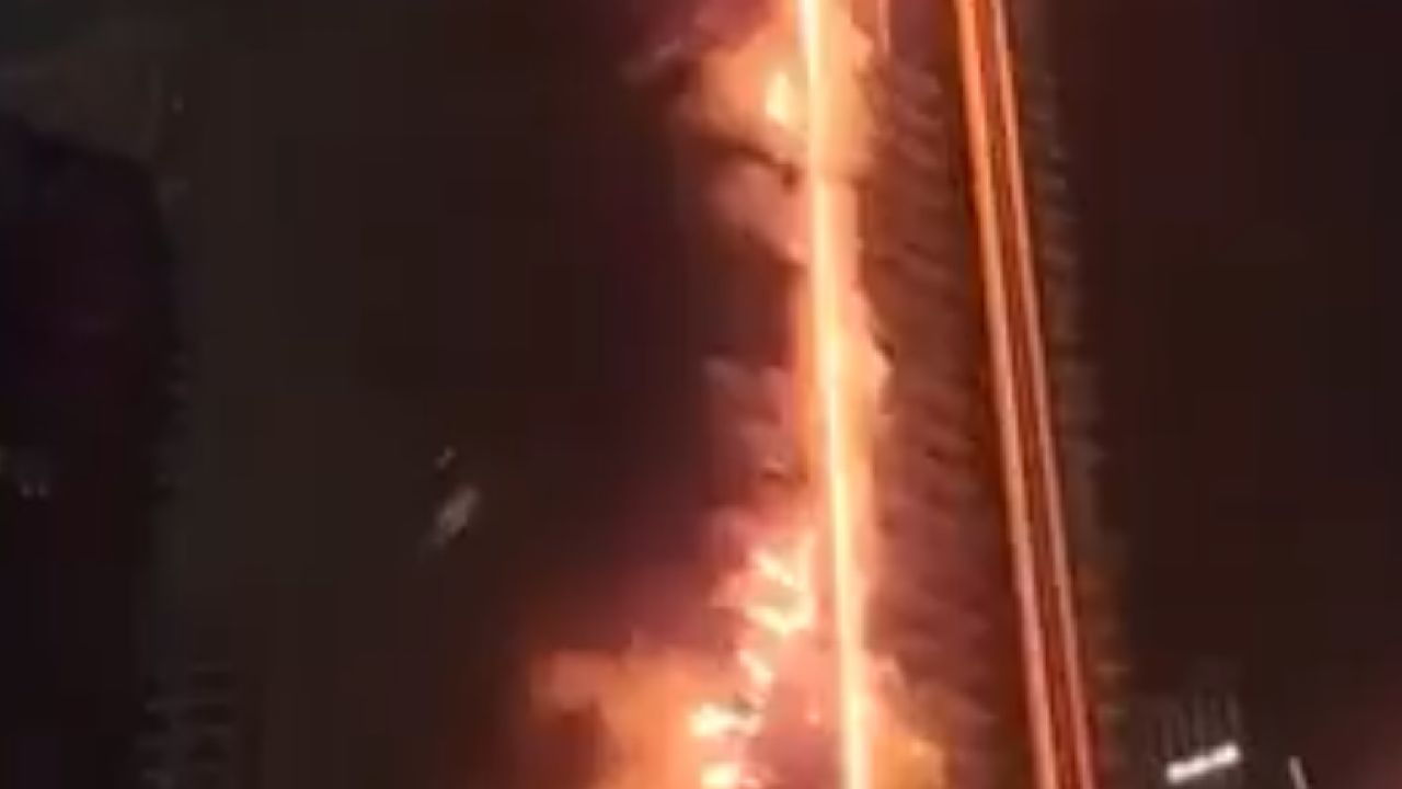 بالفيديو.. اندلاع حريق في ناطحة سحاب قرب برج خليفة