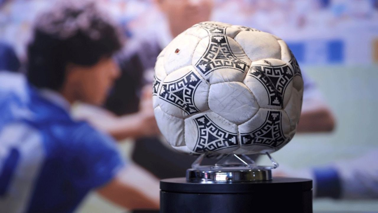 بيع كرة هدف مارادونا الشهير في إنجلترا بمليوني دولار