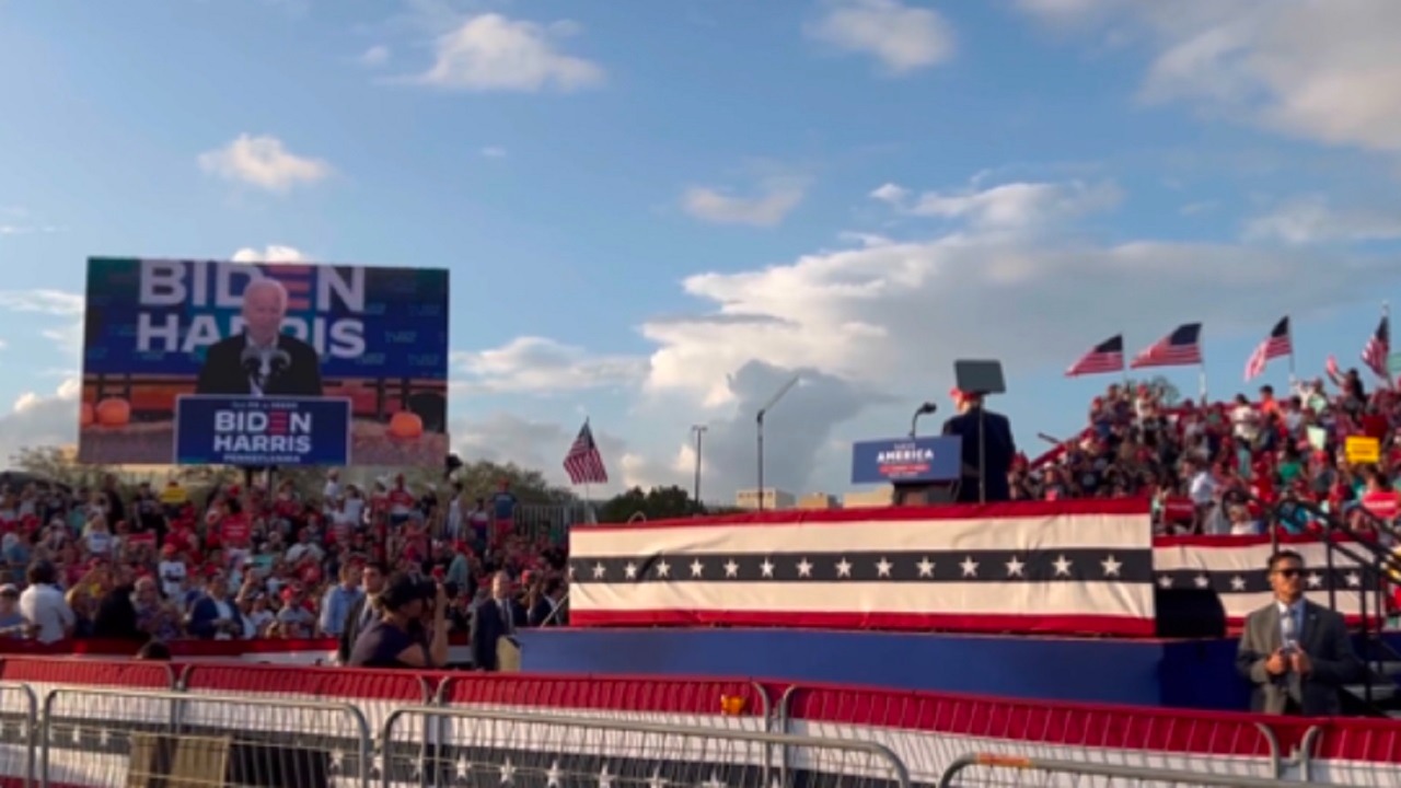 بالفيديو .. ترامب يعرض فضائح بايدن على شاشة ضخمة أمام أنصاره