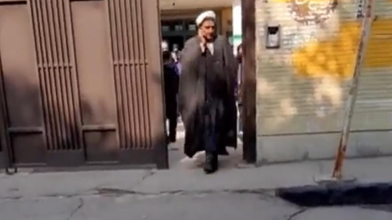 بالفيديو.. هروب معمم إيراني من مدرسة ثانوية للبنات خائفًا بعد طرده منها