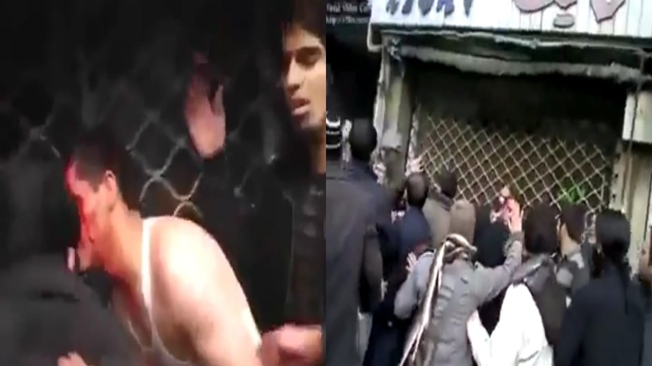 بالفيديو.. ضرب 3 من عناصر الباسيج على يد المتظاهرين
