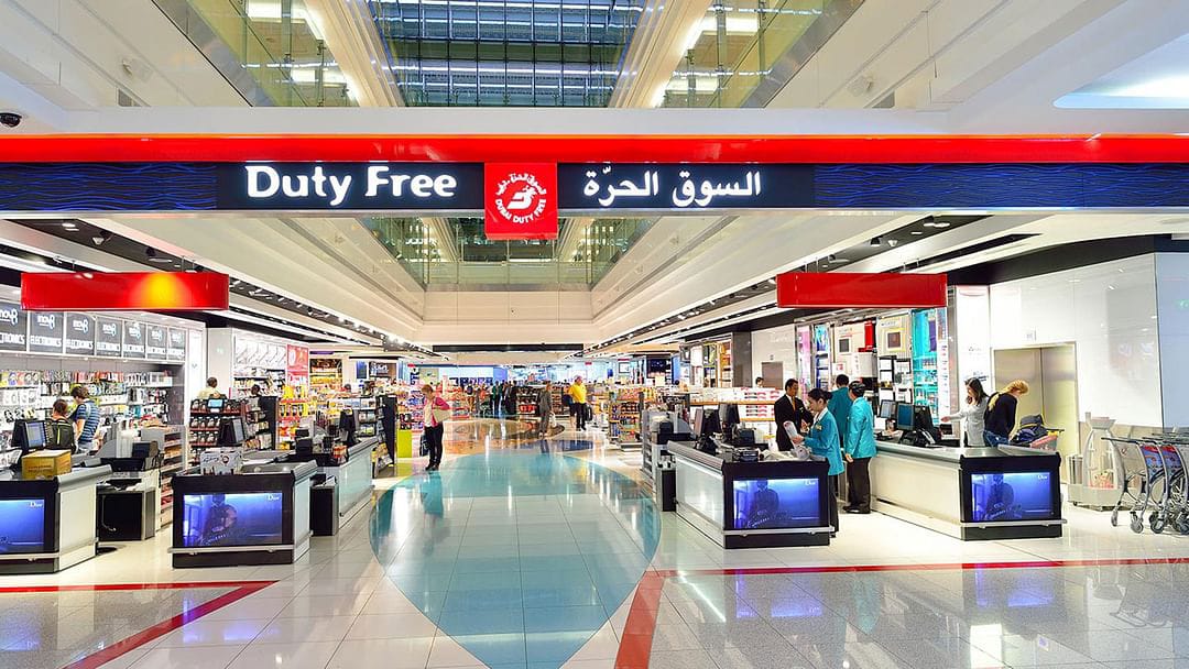 السجن شهر لمسافر سرق سلع بـ 1700 دولار من السوق الحرة بمطار دبي