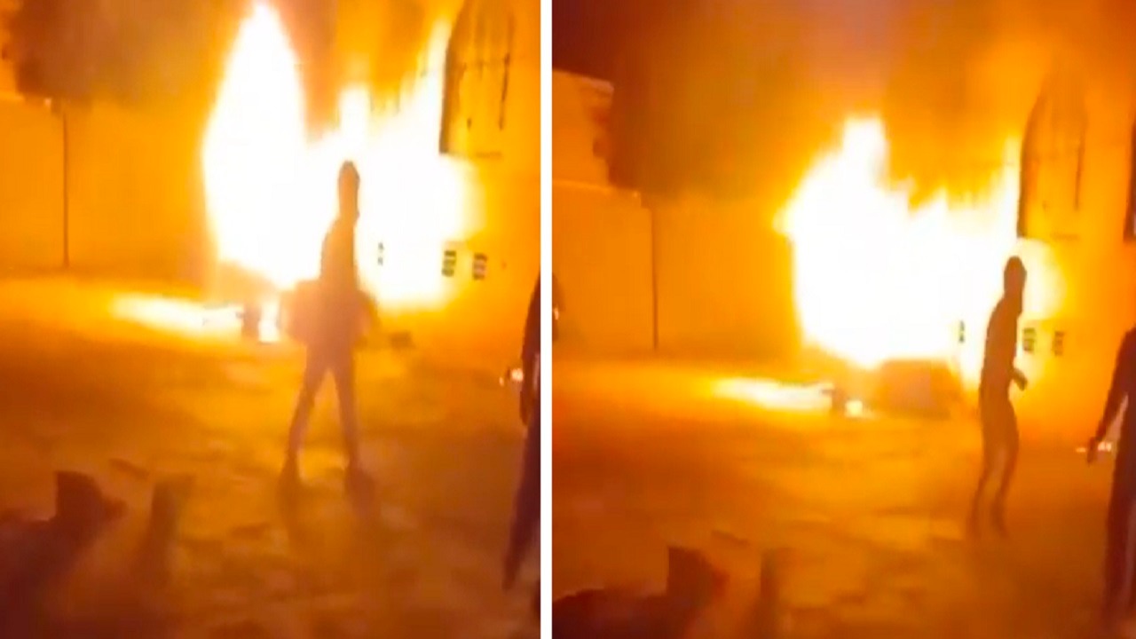 بالفيديو .. متظاهرون إيرانيون يحرقون الحوزات العلمية
