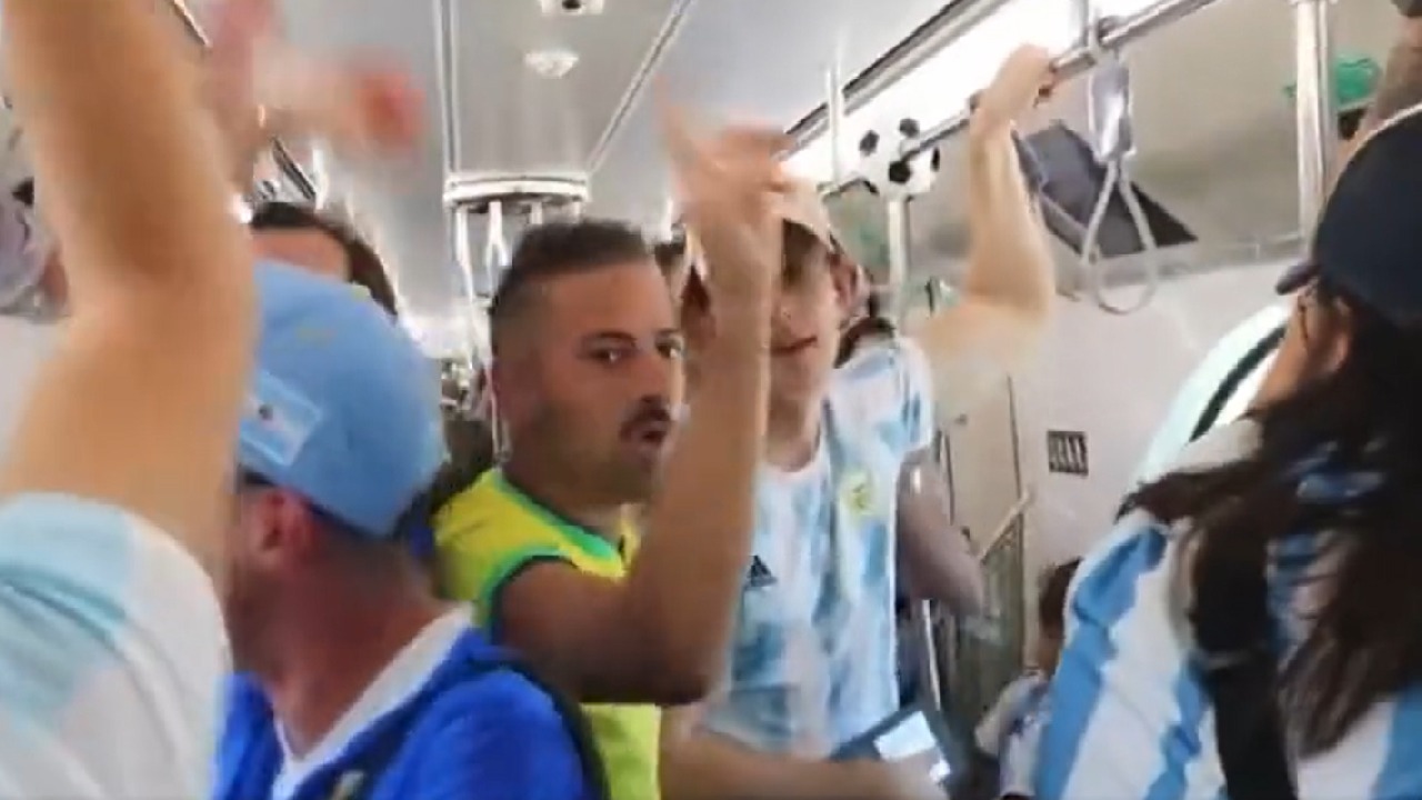 شاهد .. برازيلي لمشجعين أرجنتينيين: السعودية أفضل منتخب في العالم
