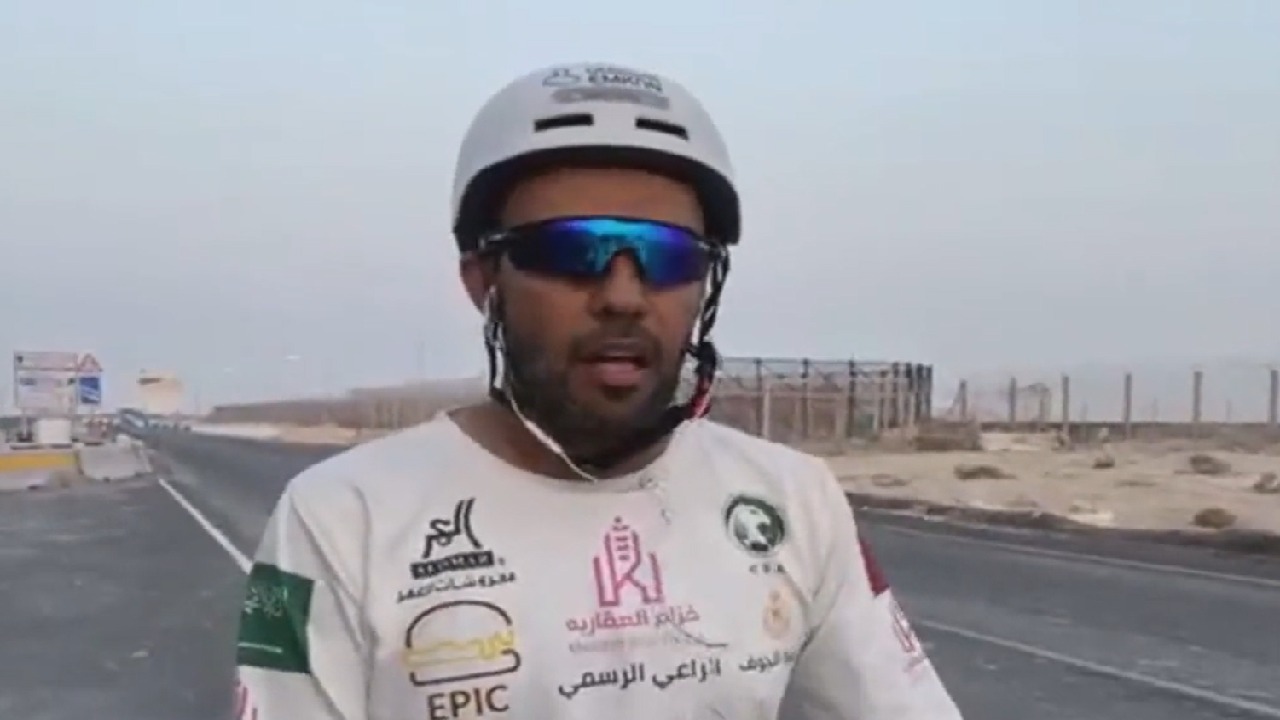 بالفيديو .. رحالة سعودي يصل قطر بدراجته الهوائية لدعم المنتخب في المونديال