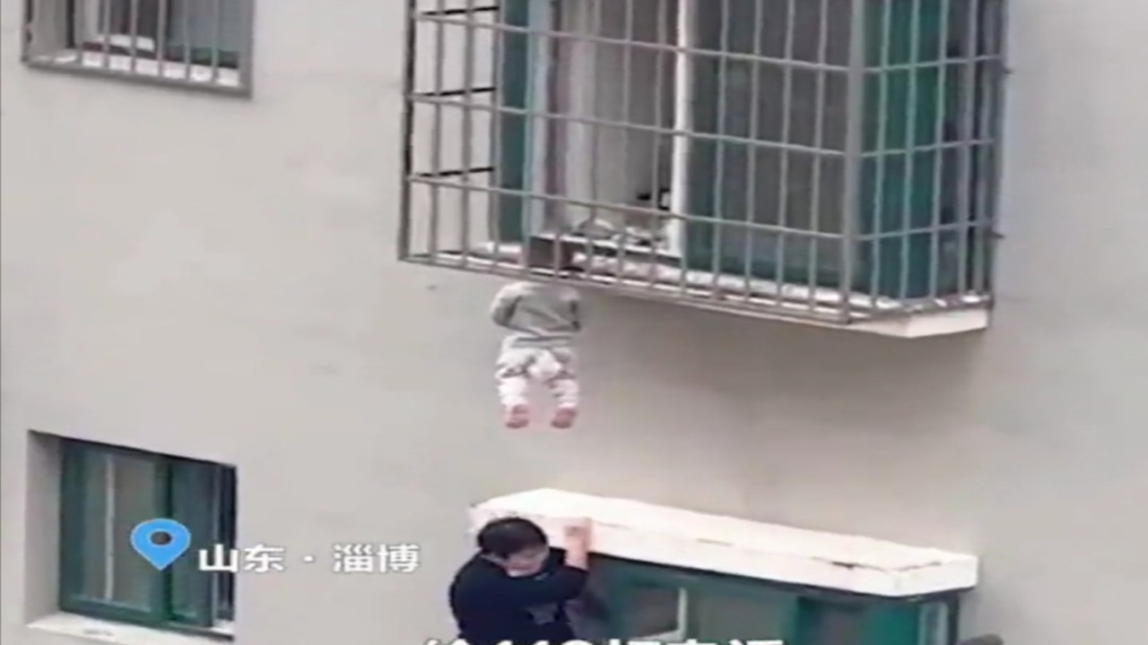 فيديو يحبس الأنفاس لطفل علقت رأسه في شرفة منزل بالطابق الخامس