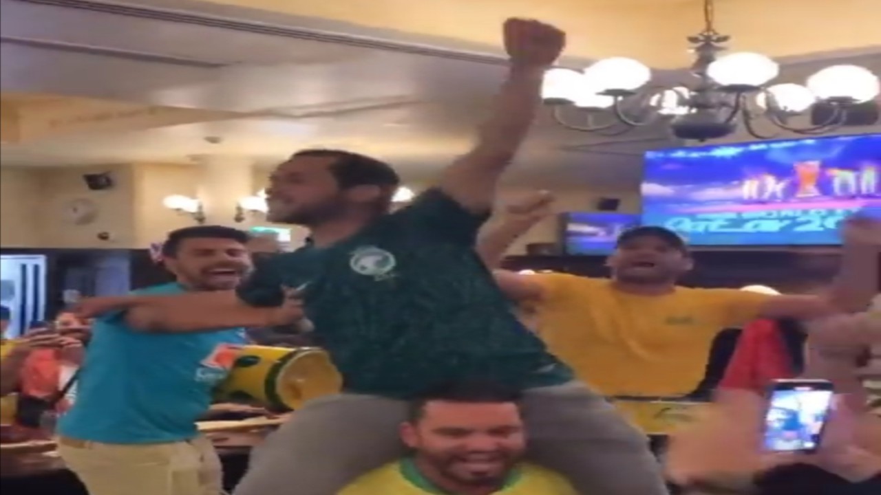 شاهد.. جماهير برازيلية يحتفلون بانتصار الأخضر على الأرجنتين في الدوحة