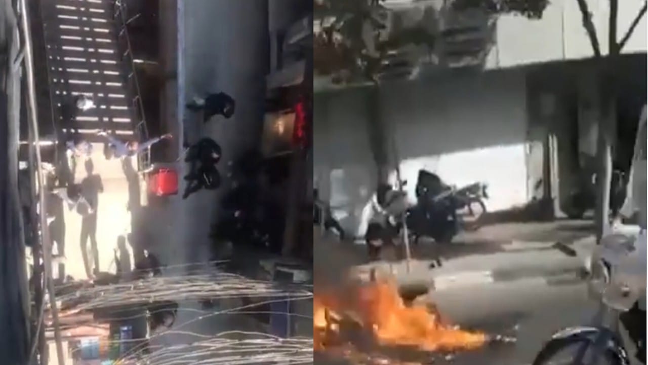 بالفيديو.. حرق الدراجات النارية التابعة لشرطة الملالي في شوارع طهران