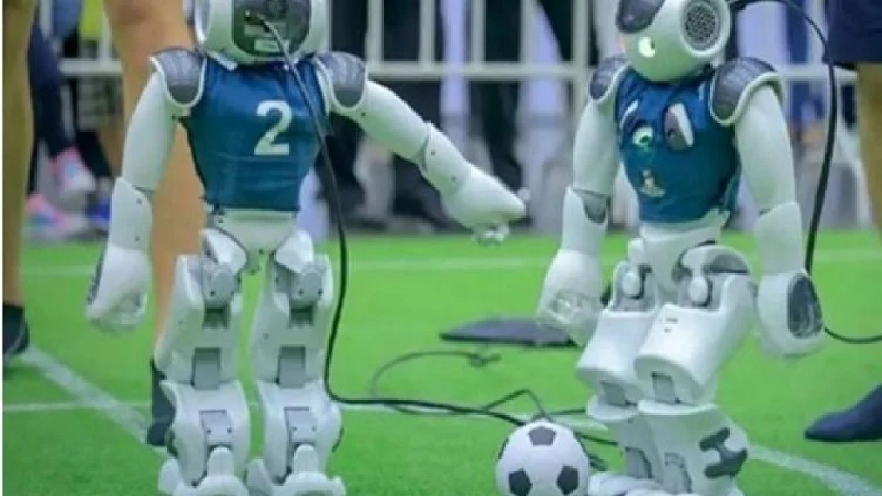 شاهد .. روبوتات تلعب كرة القدم بمهارة عالية