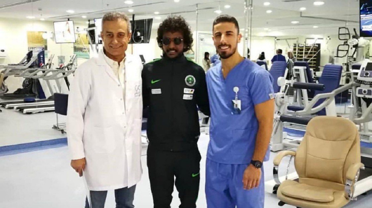 أول ظهور لـ ياسر الشهراني من داخل المستشفى بعد نجاح عمليته
