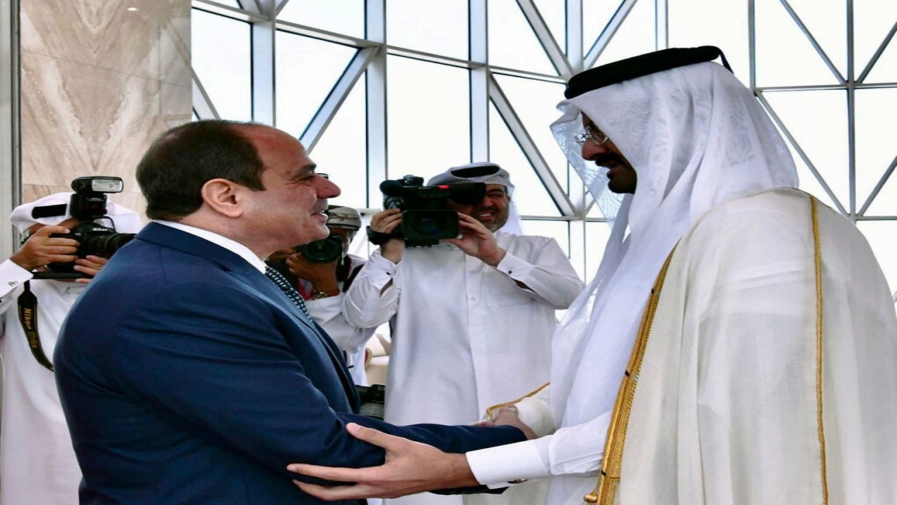 صور..السيسي أول رئيس يصل قطر لحضور كأس العالم