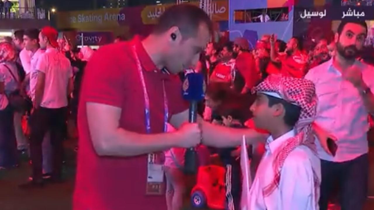 بالفيديو.. طفل قطري من منطقة المشجعين: اللي يجي هنا يطب على جهنم سباحي