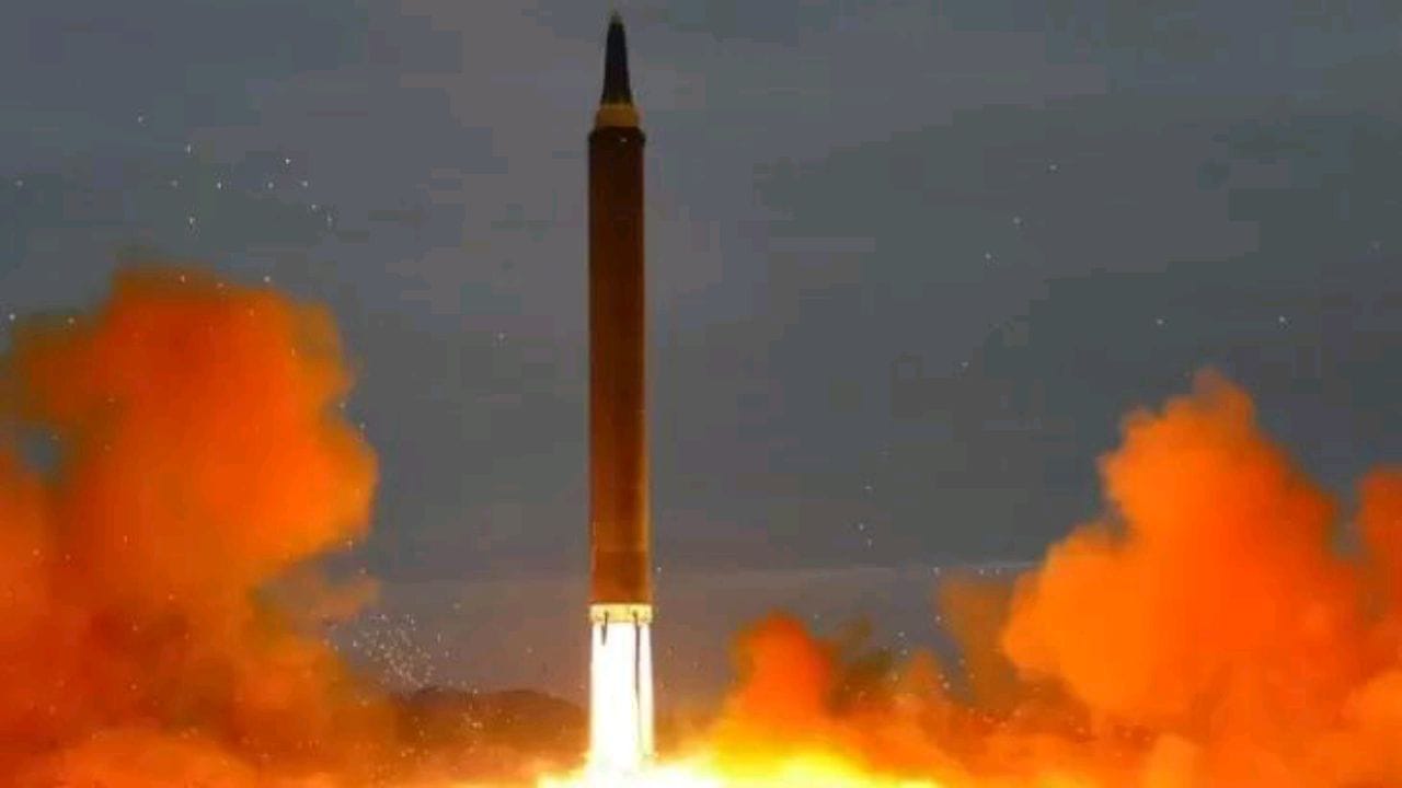سقط في البحر.. كوريا الشمالية تطلق صاروخ باليستي عابرا للقارات