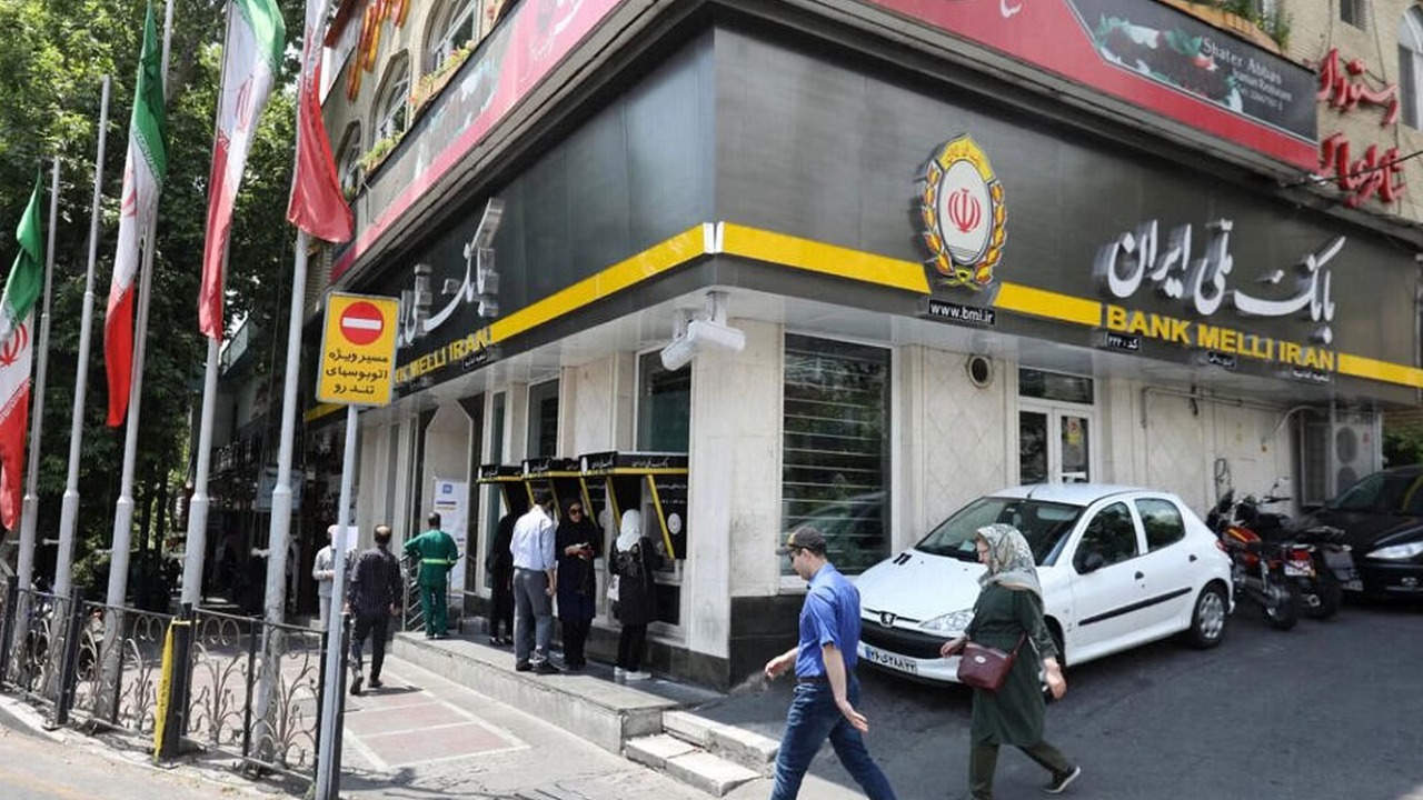 الملالي يقيل مدير مصرف لخدمته امرأة غير محجبة!