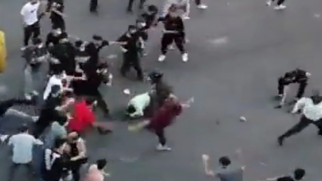 بالفيديو.. الثوار يلقنون أحد مرتزقة &#8220;الملالي&#8221; يحمل صاعقًا درسًا قاسيًا