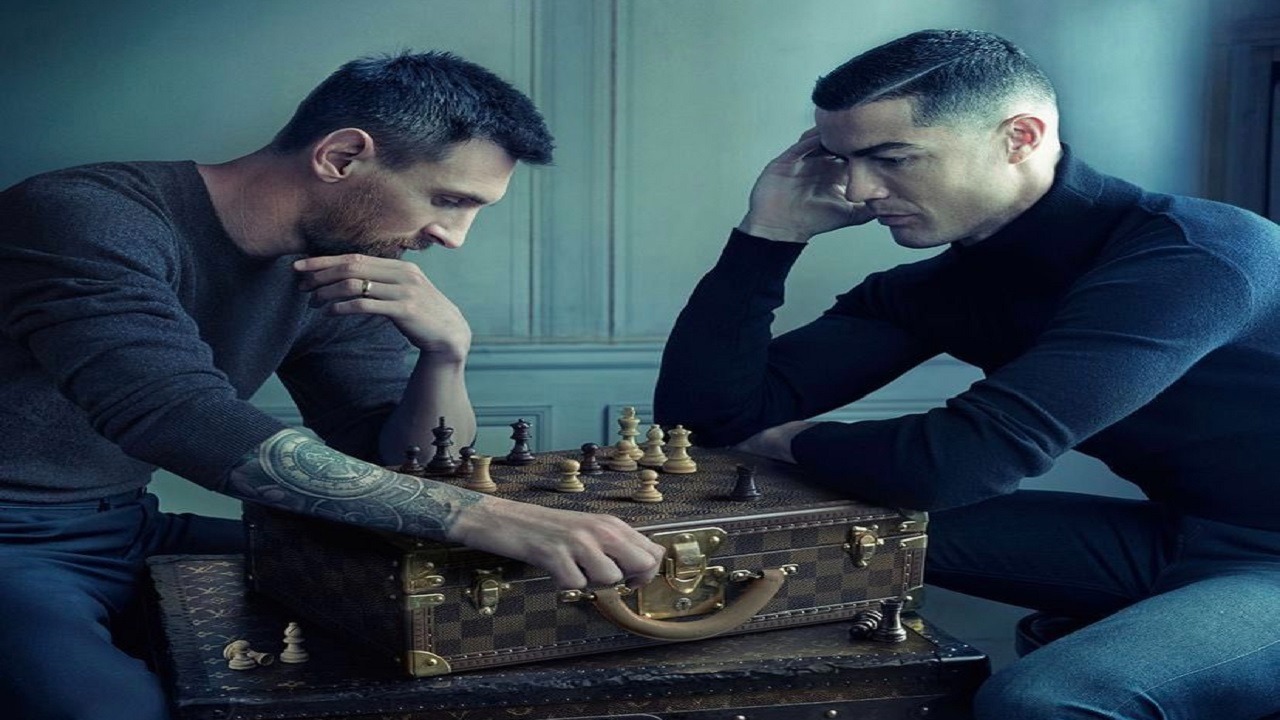 قبيل كأس العالم..ميسي ورونالدو يلعبان الشطرنج