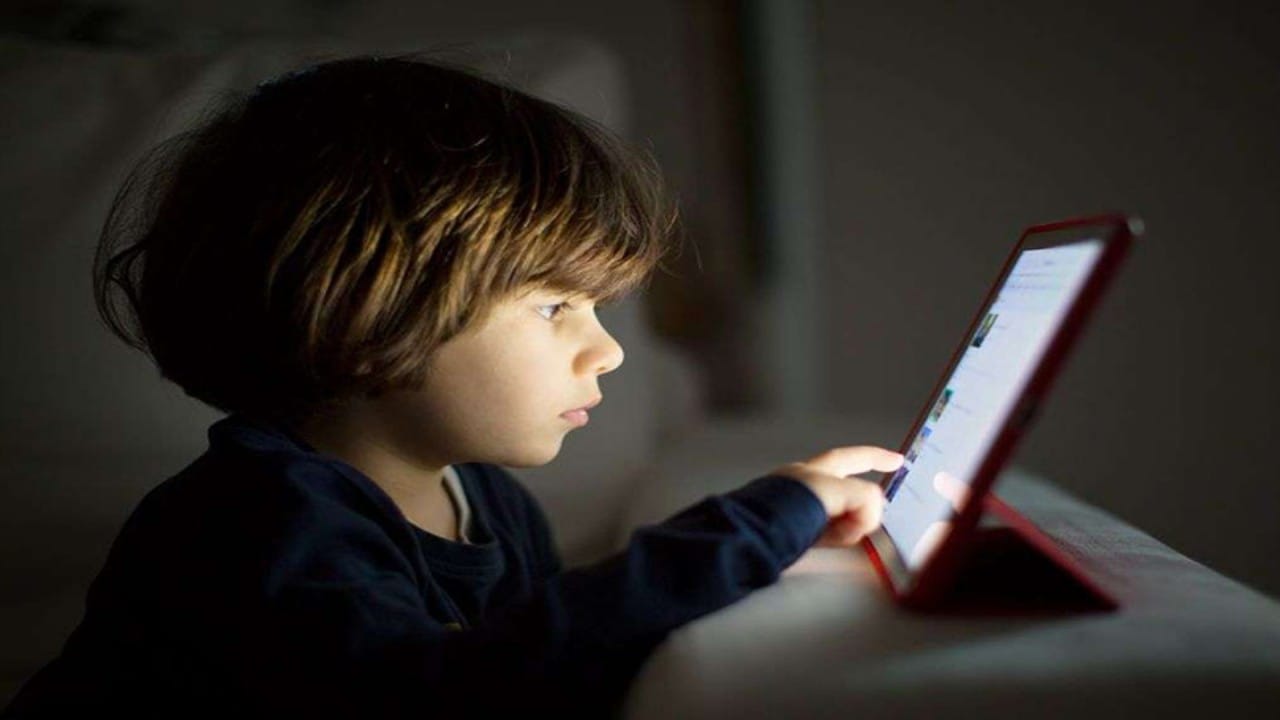 مستشار أسري يوضح تأثير استخدام الأجهزة الإلكترونية على الأطفال