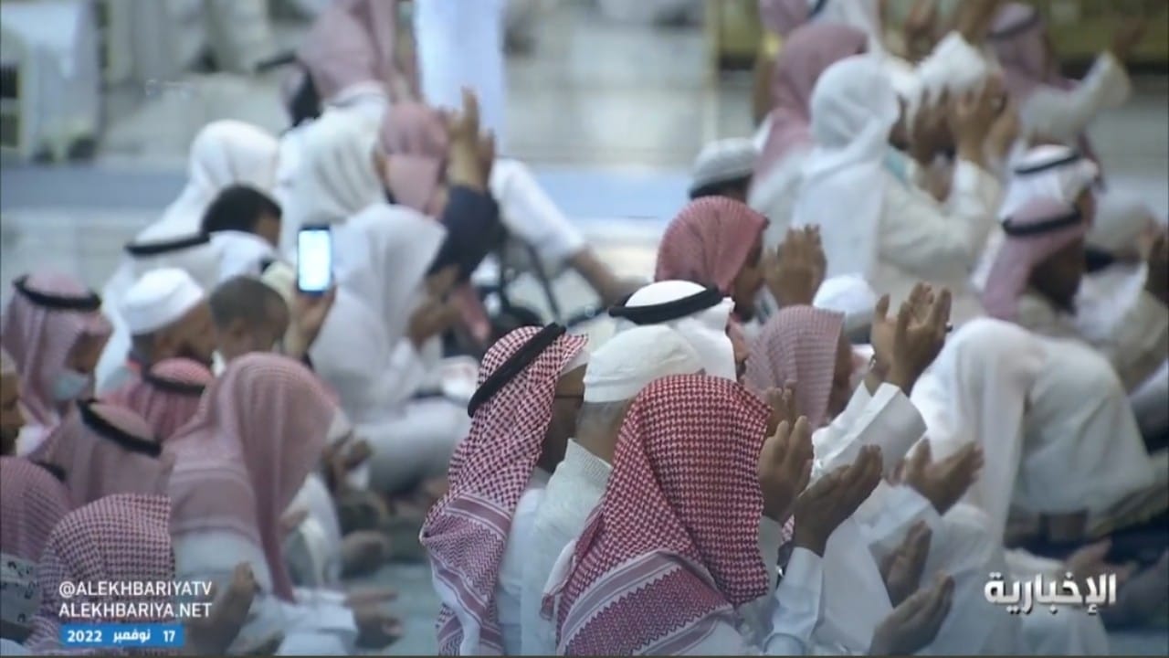 بالفيديو.. لحظة تأثر خطيب المسجد النبوي في دعاء صلاة الاستسقاء