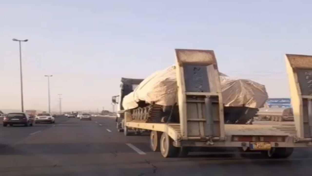 بالفيديو.. نقل آليات عسكرية ثقيلة إلى مطار طهران الدولي