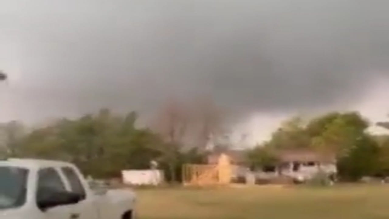 بالفيديو.. لحظة مرور إعصار قمعي من أمام منزل بتكساس